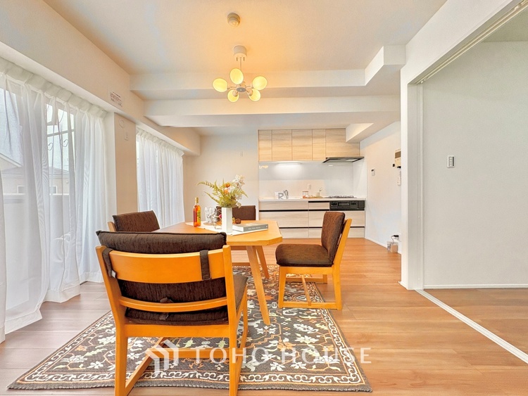 内装 ここにはみんなが集い、食事と楽しい会話が始まる。話に夢中になりすぎて、ついつい時を忘れ夜半過ぎになってしまう。そんな束の間の幸せを感じさせてくれる場所でありたい。