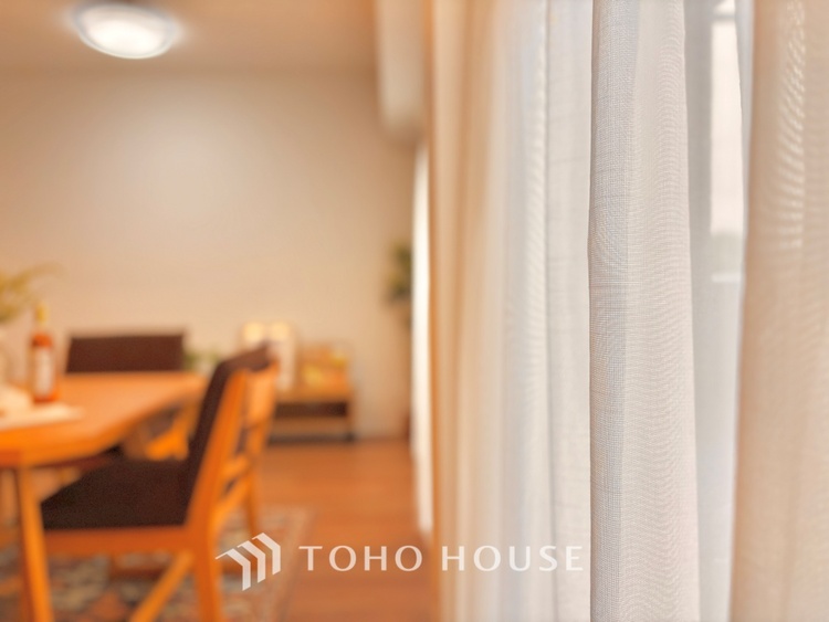 内装 ここにはみんなが集い、食事と楽しい会話が始まる。話に夢中になりすぎて、ついつい時を忘れ夜半過ぎになってしまう。そんな束の間の幸せを感じさせてくれる場所でありたい。