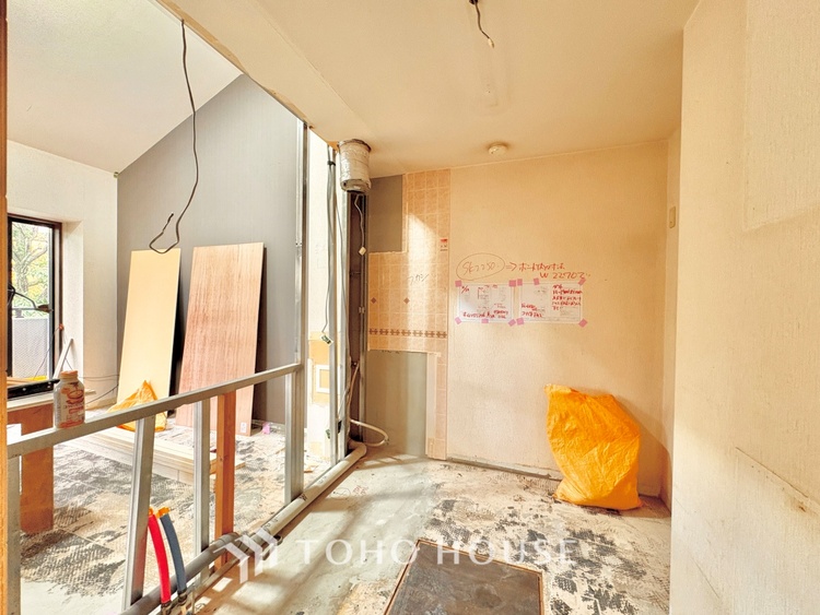 キッチン 【改装中】【Kitchen】調理しながらもご家族のお顔が見れるカウンターキッチン。ついつい料理中お子様の様子が気になるもの。安心してお料理に取り組んでいただけます。会話だって自然とはずむはず。