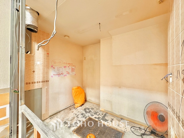 キッチン 【改装中】【Kitchen】調理しながらもご家族のお顔が見れるカウンターキッチン。ついつい料理中お子様の様子が気になるもの。安心してお料理に取り組んでいただけます。会話だって自然とはずむはず。