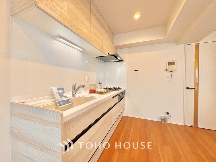 キッチン 【Kitchen】調理しながらもご家族のお顔が見れるカウンターキッチン。ついつい料理中お子様の様子が気になるもの。安心してお料理に取り組んでいただけます。会話だって自然とはずむはず。