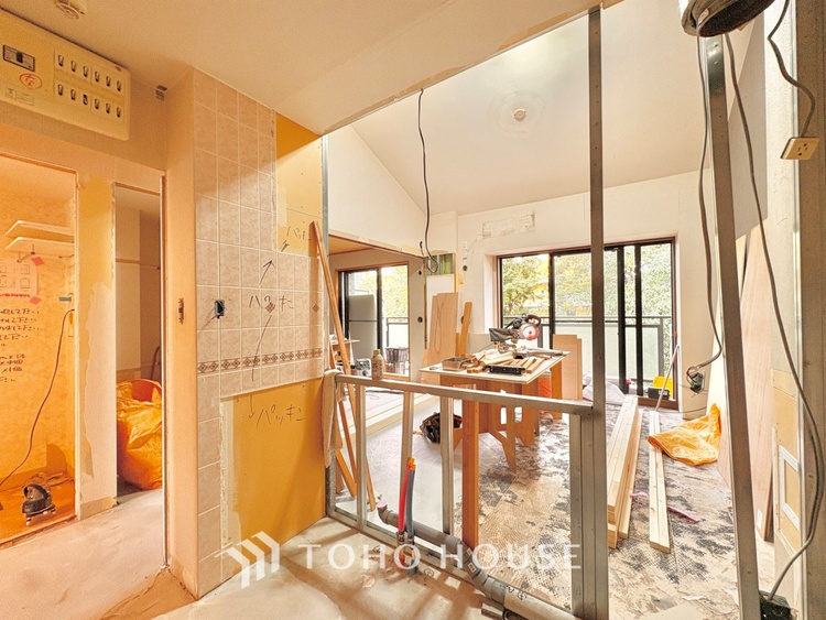 キッチン 【改装中】【Kitchen】調理しながらもご家族のお顔が見れるカウンターキッチン。ついつい料理中お子様の様子が気になるもの。安心してお料理に取り組んでいただけます。会話だって自然とはずむはず。