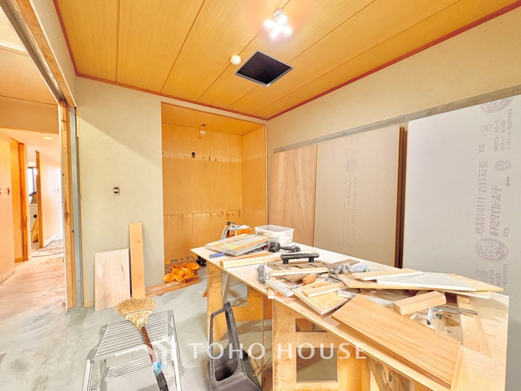 キッチン 【改装中】【Kitchen】調理しながらもご家族のお顔が見れるカウンターキッチン。ついつい料理中お子様の様子が気になるもの。安心してお料理に取り組んでいただけます。会話だって自然とはずむはず。