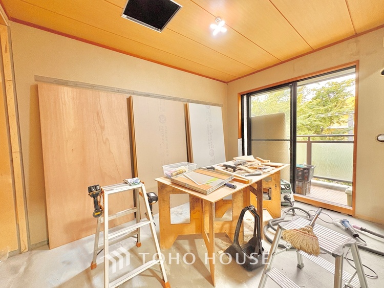 キッチン 【改装中】キッチンは家族の絆を育む大切な空間。シンプルで使い易いシステムキッチンで愉しく作る料理は愛情のある美味しいご馳走に。家族で使えるダイニングキッチンです。