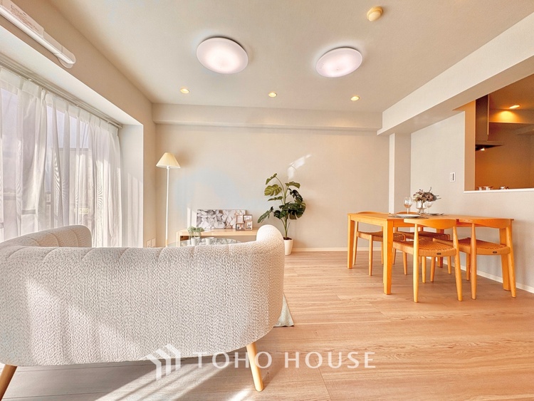 内装 ここにはみんなが集い、食事と楽しい会話が始まる。