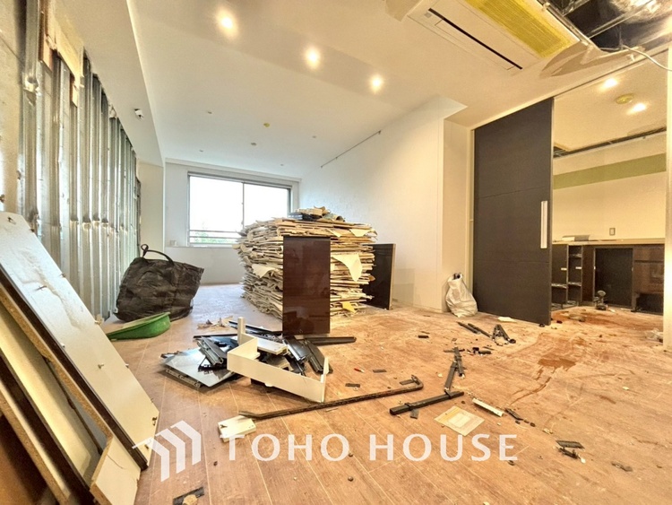 内装 【改装中】居心地のいい暮らしには欠かせない眩い採光。ゆったりとした幅の窓からこの空間に降り注ぐ採光が絶えない。明るいリビングこそ居心地のいい暮らしが待っているのだと思う。