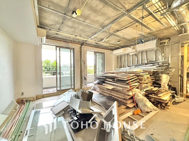 内装 【改装中】叶えたかったのは落ち着きのあるナチュラルな風合い、そして開放感があるリビング。優雅な気分に浸れる幸せな時間を家族が自然と集まりたくなるこの空間で。