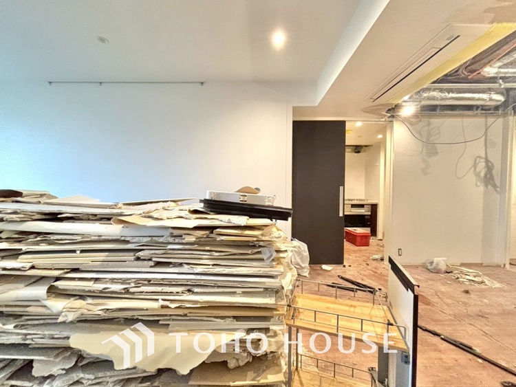 内装 【改装中】◆サンサンと◆差し込む太陽の光がこのリビングに笑いをもたらす。ソファの上のクッションがポカポカした暖気にぬくぬくと微睡んでいる。