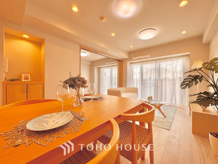 内装 ここにはみんなが集い、食事と楽しい会話が始まる。話に夢中になりすぎて、ついつい時を忘れ夜半過ぎになってしまう。そんな束の間の幸せを感じさせてくれる場所でありたい。