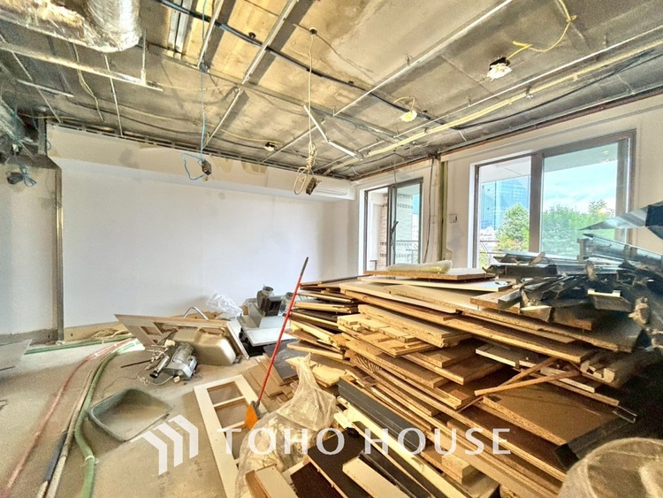 内装 【改装中】使いやすく、明るい洋室に仕上がります。子供部屋や趣味のお部屋にご利用できます。ご自身で家具などを配置し、素敵な空間を創り上げられます。