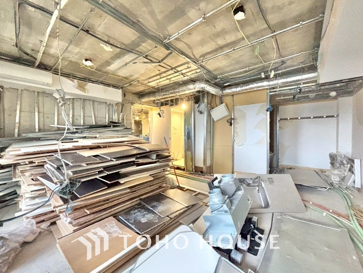 内装 【改装中】ここはみんなが集い、食事と楽しい会話が始まる場所。話に夢中になりすぎて、ついつい時を忘れ、夜半過ぎになってしまう。そんな束の間の幸せを感じさせてくれます。