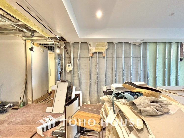 内装 【改装中】「想像していた以上に広い」が写真を撮っているときの感想です。家事動線に配慮したプランによりご家族がくつろげる明るく広い空間が確保できました。