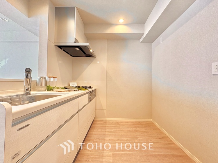 キッチン 【Kitchen】調理しながらもご家族のお顔が見れるカウンターキッチン。ついつい料理中お子様の様子が気になるもの。安心してお料理に取り組んでいただけます。会話だって自然とはずむはず。