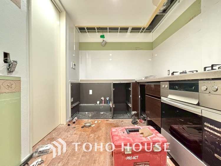 キッチン 【改装中】手元の収納から、足元の収納までが全てスライド式で、奥のスペースまで有効に活用できます。奥まで上から見渡せるので、たまにしか使わない調理器具もサッと取出せます。