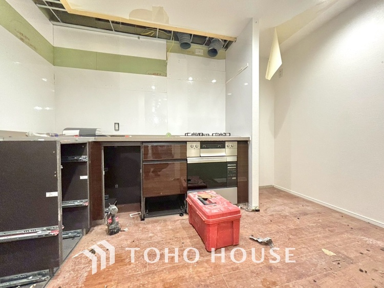 キッチン 【改装中】◆愛育◆キッチンは家族の絆を育む大切な空間。シンプルで使い易いSystemKitchenで愉しく作る料理は愛情のある美味しいご馳走に。家族で使える広々としたダイニングキッチンです。