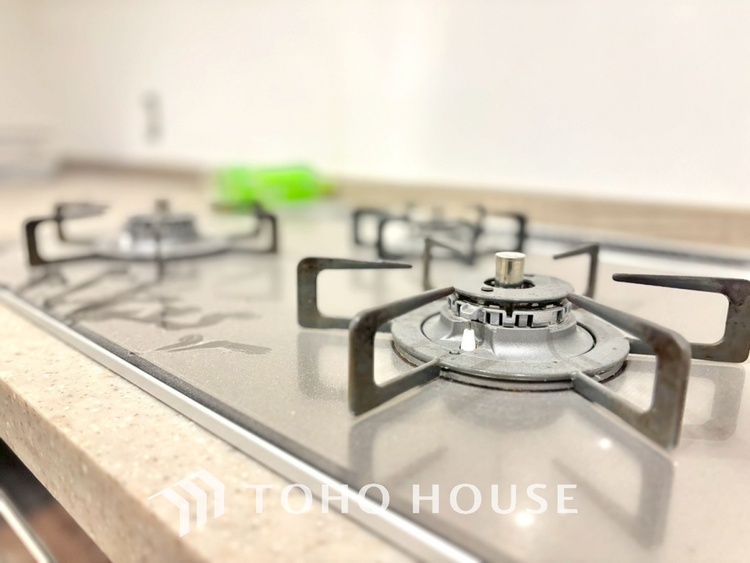 キッチン 【改装中】キッチンは家族の絆を育む大切な空間。シンプルで使い易いシステムキッチンで愉しく作る料理は愛情のある美味しいご馳走に。家族で使えるダイニングキッチンです。