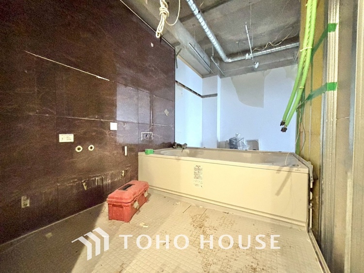 風呂 【改装中】【浴室】《一日の疲れを落としてくれる場所は、落ち着く場所でなければならない》　高級感溢れるカラーと大きさ・柔らかな曲線で構成された半身浴も楽しめるバスタブが心地よさをもたらします。