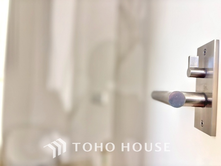 トイレ 【改装中】清潔感あるホワイト調のクロスと温もり溢れるモダンカラーの床材が見事に調和した本邸宅は、毎日の生活を少しでも快適に過ごして頂ける様に落ち着いた雰囲気作りから行っています。