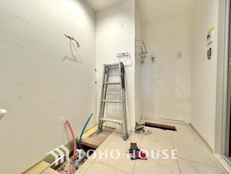 洗面 【改装中】気持ちの良い朝をつくりだし、夕方には笑顔を取り戻させてくれるミラー。パウダールームはいつでも本来の自分を取り戻せる空間。明るく仕上げてあります。