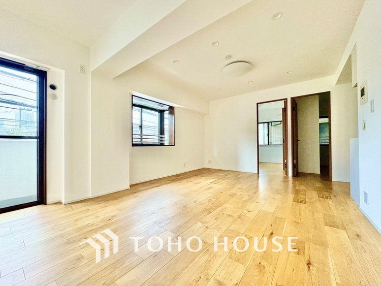 内装 太陽光をたくさん感じながら、明るく豊かな暮らしを約束する住まい。四季の移ろいを感じながら過ごす毎日。なんとなく幸せ。