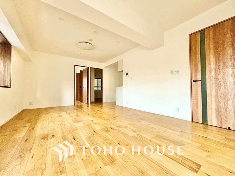 内装 窓をあけると通り抜ける風。清々しく心地よいそよ風が、この空間を涼やかに。風通しの良さは人にとっても家にとっても健康的で気持ちいいもの。