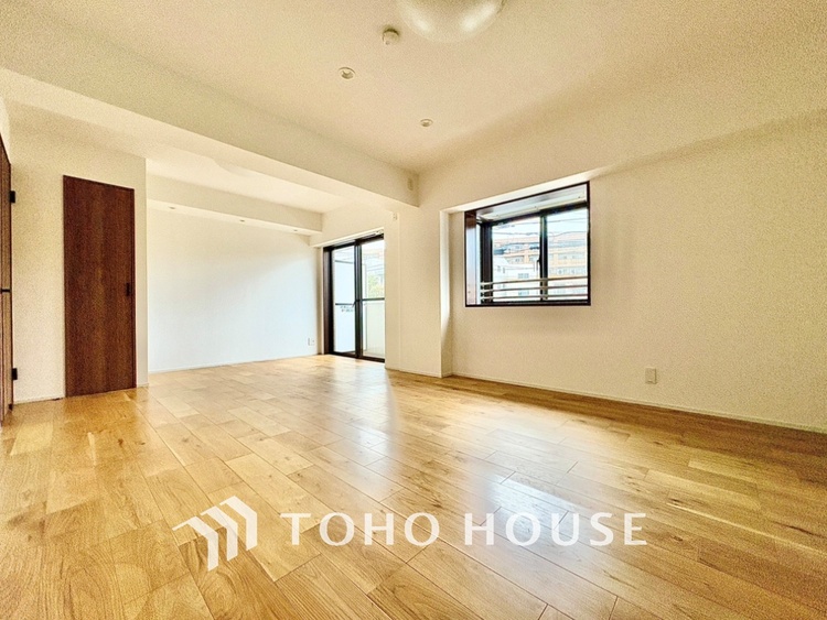 内装 叶えたかったのは落ち着きのあるナチュラルな風合い。そして開放感があるリビング。優雅な気分に浸れる幸せな時間をこの空間で。