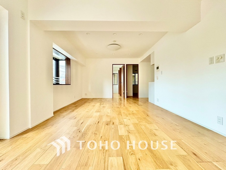 内装 太陽の光をスマートにリビングへ。時によって変化をもたらす採光。朝は目覚め、昼は安らぎ、そして夕時は温もりを。