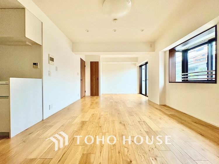 内装 太陽光をたくさん感じながら、明るく豊かな暮らしを約束する住まい。四季の移ろいを感じながら、我が子の成長を見守る。そんな家がここに。