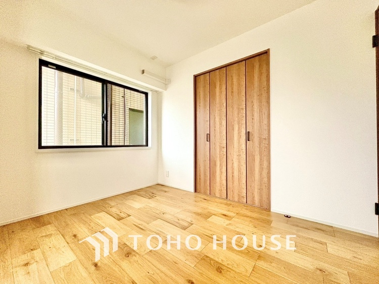 内装 プライベートルームでは静かに時を過ごしたい。読書をして、物思いにふける。光りに満たされた安らぎの空間。