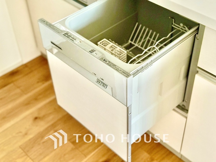 キッチン 家事の最も強い味方の一つ・・ビルトイン型の食器洗浄乾燥機。手洗いでは落ちない汚れも高温・高圧ですっきり。大幅な時短になるのが嬉しい。