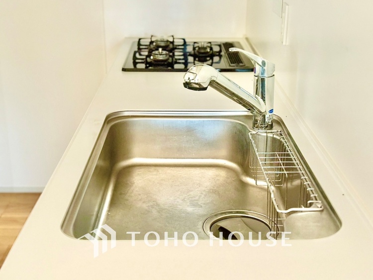 キッチン 浄水器内蔵・可動式のシャワーヘッド。水はねや大きな洗い物も計算したシンク。システムキッチンは家事をずっと楽にしてくれる。
