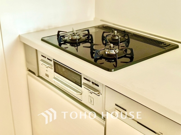 キッチン 可能な限り余計なものを省いた3口コンロ。美しさと機能性を兼ね備えたスタイルはきっと何年もあなたの味方です。