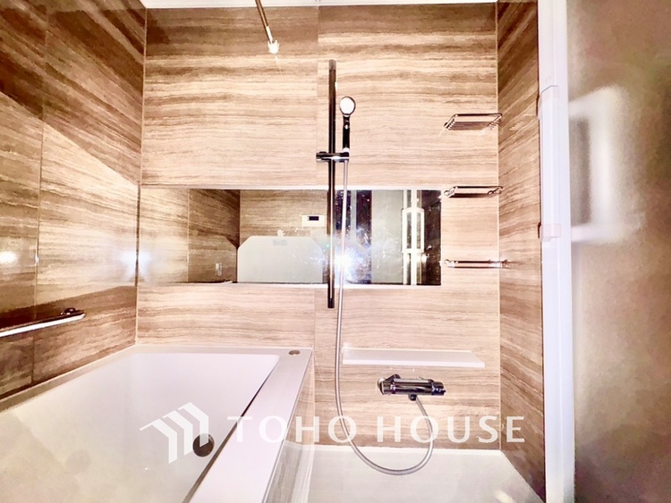 風呂 光に照らし出されたバスルーム。適度な湿度と静かに揺れる眼前の水面。広い浴槽にゆっくりと身を沈め深く瞑想をすれば、明日への新たな活力が膨らんでくる。