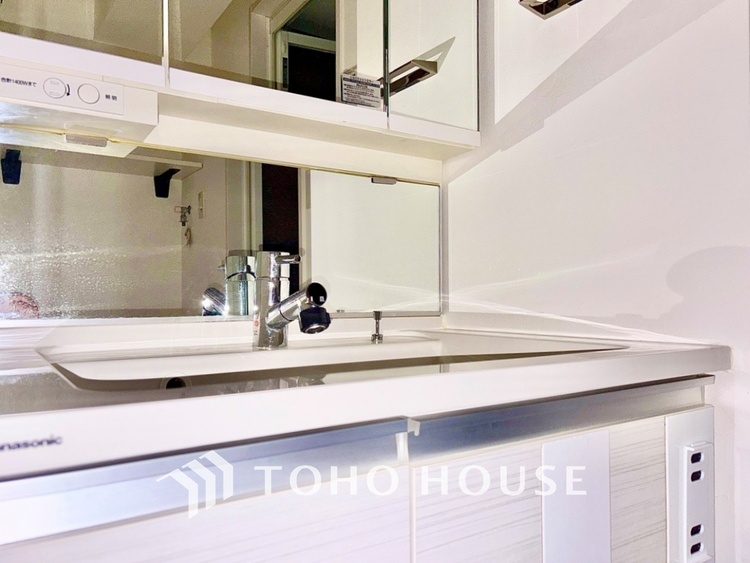 洗面 【Wash basin】十分な大きさの洗面台は収納力大。身だしなみチェックや歯磨きなど、朝の慌ただしい時間でも余裕とゆとりを感じられる。