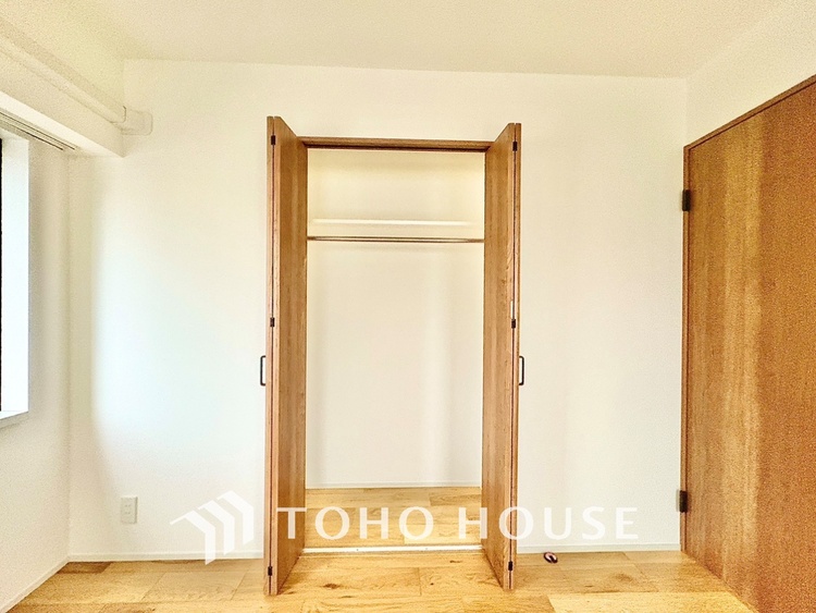 収納 壁一面の収納は、すっきりとした空間をもたらす。清潔感のあるスペースは「ただいま」の瞬間からくつろぎのスイッチを入れる。