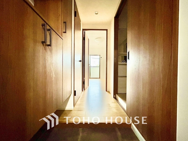 玄関 真っ直ぐに行く。新たな生活へ。これから歩むその一足がまた新たな道となる。