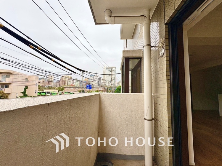 バルコニー ここからは空が遠くまで見える。紺碧、曇天、茜色。心もともに映り変わる。東京にもあったんだ。こんな景色が・・・。