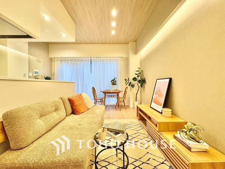 内装 太陽光をたくさん感じながら、明るく豊かな暮らしを約束する住まい。四季の移ろいを感じながら過ごす毎日。なんとなく幸せ。