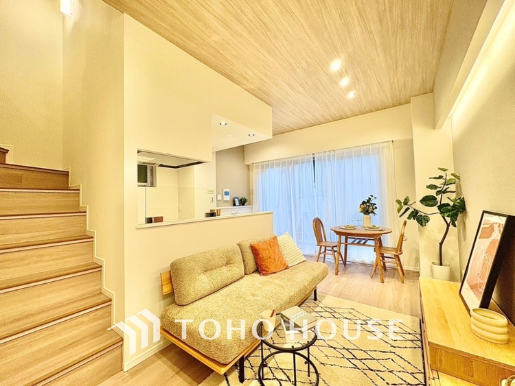 内装 窓をあけると通り抜ける風。清々しく心地よいそよ風が、この空間を涼やかに。風通しの良さは人にとっても家にとっても健康的で気持ちいいもの。