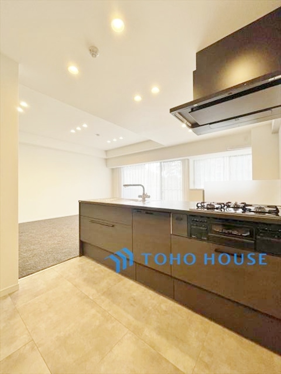 内装 ◆時を忘れる場所◆ここにはみんなが集い、食事と楽しい会話が始まる。話に夢中になりすぎて、ついつい時を忘れ夜半過ぎになってしまう。そんな束の間の幸せを感じさせてくれる場所でありたい。