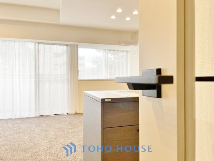 内装 ◆木漏れ日◆の様な採光が優しく足元を照らし、心地いい暮らしの道しるべを写し出す。この空間で過ごす家族との語らいの時間がとても素敵で幸せを感じるかもしれない。