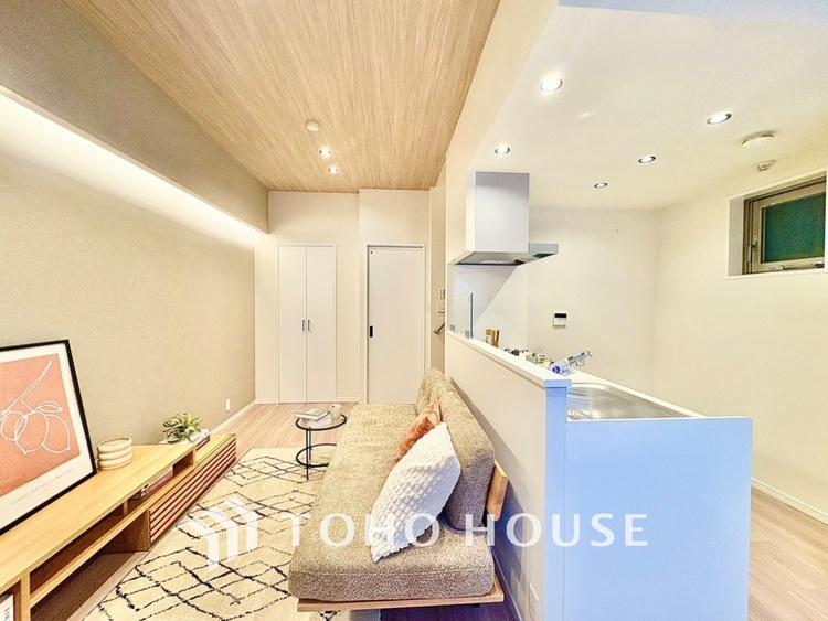 内装 太陽の光をスマートにリビングへ。時によって変化をもたらす採光。朝は目覚め、昼は安らぎ、そして夕時は温もりを。