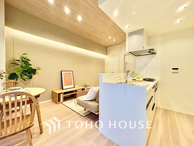 内装 太陽光をたくさん感じながら、明るく豊かな暮らしを約束する住まい。四季の移ろいを感じながら、我が子の成長を見守る。そんな家がここに。