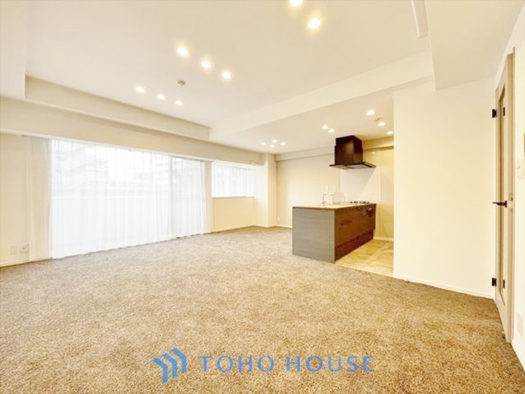 内装 ◆結ばれた◆玄関ドアを開けるとリビングから聞こえる小走りの足音。靴を脱ぎかけ目の前に立つ君の瞳と交差する。君は微笑みその刹那に心奪われる。佇む僕と君の間に赤い糸が結ばれた。