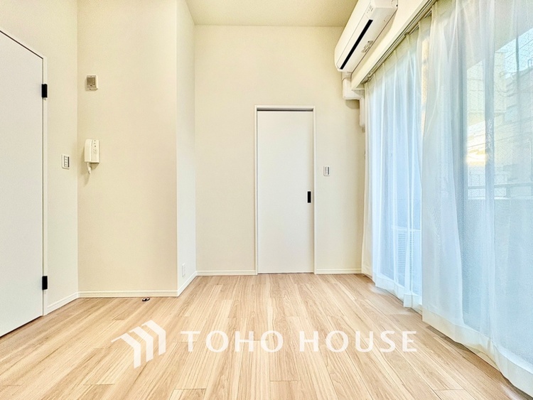 内装 プライベートルームでは静かに時を過ごしたい。読書をして、物思いにふける。光りに満たされた安らぎの空間。