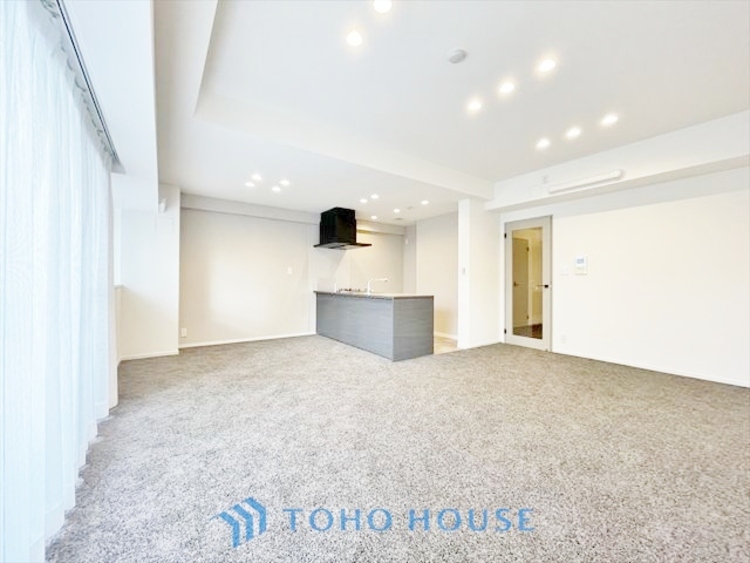 内装 ◆今宵の食卓◆ダウンライトに反射するグラスを眺めながらワインを注ぐ。トクトクと心地いい音をさせながら、フランスの古城を思わせる薫りがたちこめ、とても幸せな時を過ごせる。