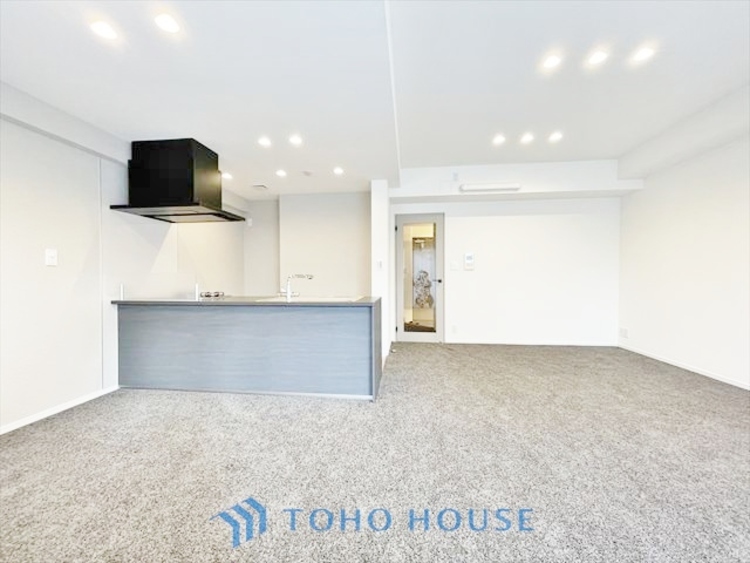 内装 ◆窓を開けると◆冷涼な風、そよぐリビング。だんらんの場所はここから始まり、ここで終わる。家族の笑顔が集う素敵な場所だから、こだわり抜いた思いが詰まっているのだと思う。