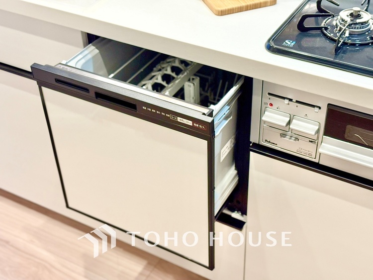 キッチン 家事の最も強い味方の一つ・・ビルトイン型の食器洗浄乾燥機。手洗いでは落ちない汚れも高温・高圧ですっきり。大幅な時短になるのが嬉しい。