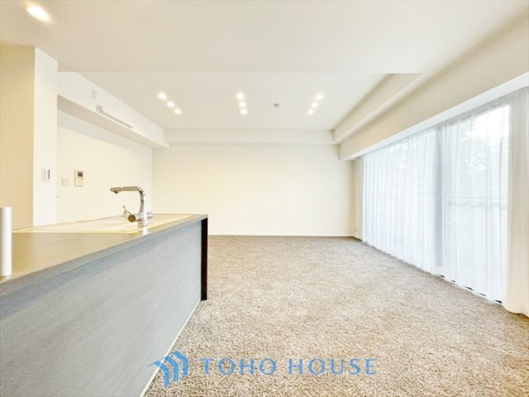 内装 ◆リビングルーム◆そこには目を輝かせ笑顔で見つめてくれる君がいて、「おかえり」の言葉がこだまする。何気ない日々の挨拶は僕にとっては幸せで、同時に君の瞳にも恋している。