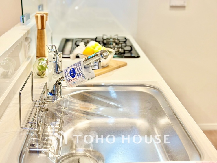 キッチン 浄水器内蔵・可動式のシャワーヘッド。水はねや大きな洗い物も計算したシンク。システムキッチンは家事をずっと楽にしてくれる。